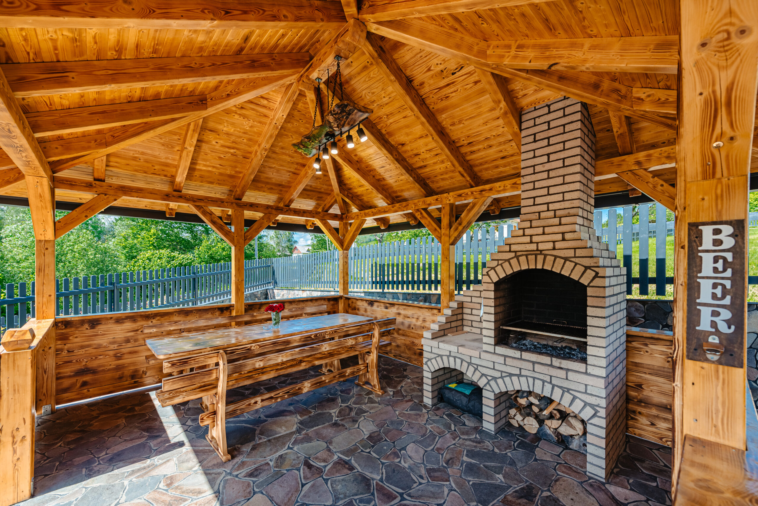 foisor rustic la munte dotat cu loc pentru gratar
